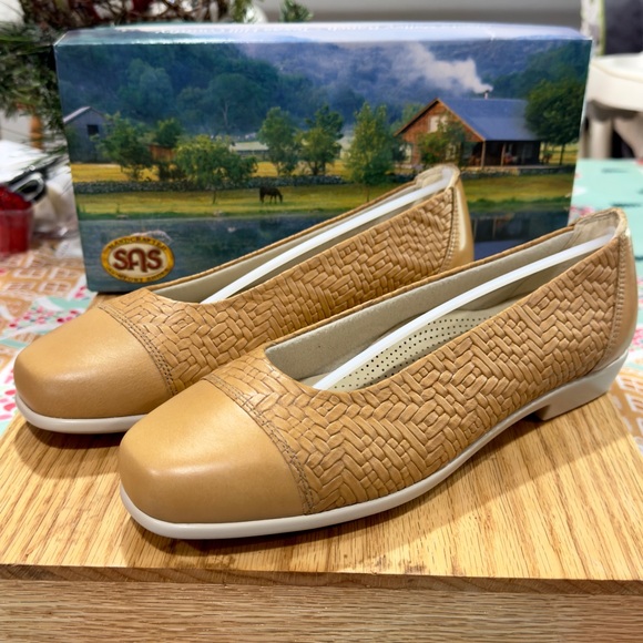 SAS Women's Maui wheat size 10 flats brand new with box;tri-pad comfort - Picture 1 of 13